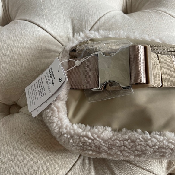 NWT Lululemon Everywhere Fleece Belt Bag WHITE - Picture 5 of 8